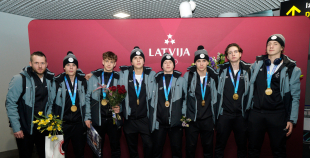 FOTO: Mājās atgriežas mūsu 3x3 olimpiskie čempioni hokejā!