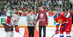 Latvijas hokeja izlase aizraujošā mačā piekāpjas Krievijas valstsvienībai 