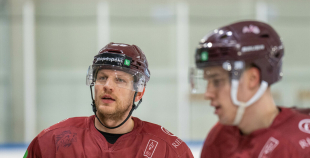 FOTO: Latvijas hokeja izlase gatavojas Pekinas olimpiskajām spēlēm