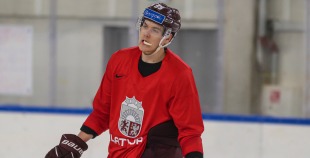 FOTO: Latvijas izlase pilnā sastāvā "slīpē" vairākumu