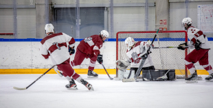 Uz oriģinālā izmēra laukumiem aizvadīti pirmie 3 pret 3 ledus treniņi