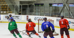 Piektdienas treniņā izlases rindas papildina vairāki līderi