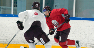 FOTO: Merzļikins un Latvijas hokeja izlases treniņš