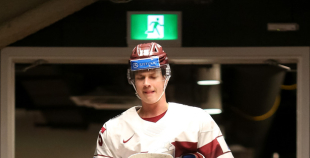 Latvijas hokejisti sīvā cīņā piekāpjas Slovākijas komandai