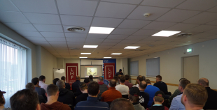 FOTO: Hokeja speciālists Šons Skiners uzstājas seminārā Latvijā!