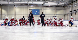Uz oriģinālā izmēra laukumiem aizvadīti pirmie 3 pret 3 ledus treniņi