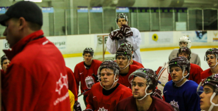 FOTO: U-20 izlases pirmdienas ledus treniņš "Volvo" ledus hallē 