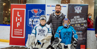 “Maxima” dāvina vārtsarga ekipējumu jaunajiem Rīgas hokejistiem