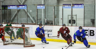 Piektdienas treniņā izlases rindas papildina vairāki līderi