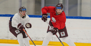 FOTO: Latvijas izlase pilnā sastāvā "slīpē" vairākumu