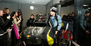 FOTO: Mājās atgriežas mūsu 3x3 olimpiskie čempioni hokejā!