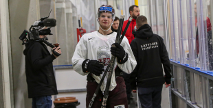 FOTO: Latvijas izlase pilnā sastāvā "slīpē" vairākumu