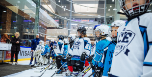 “Maxima” dāvina vārtsarga ekipējumu jaunajiem Rīgas hokejistiem