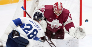 Latvija hokeja izlase sīvā cīņā atzīst Somijas pārākumu
