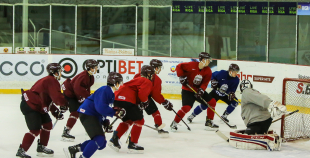 FOTO: U-20 izlases pirmdienas ledus treniņš "Volvo" ledus hallē 