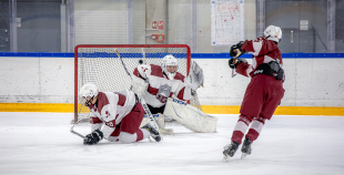 Uz oriģinālā izmēra laukumiem aizvadīti pirmie 3 pret 3 ledus treniņi