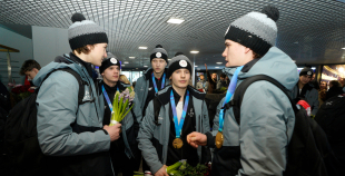 FOTO: Mājās atgriežas mūsu 3x3 olimpiskie čempioni hokejā!