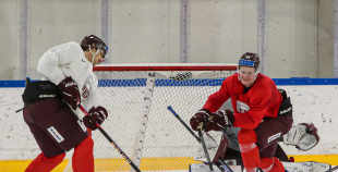 FOTO: Latvijas izlase pilnā sastāvā "slīpē" vairākumu