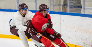 FOTO: Latvijas izlase pilnā sastāvā "slīpē" vairākumu