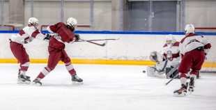 Uz oriģinālā izmēra laukumiem aizvadīti pirmie 3 pret 3 ledus treniņi