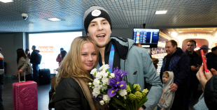 FOTO: Mājās atgriežas mūsu 3x3 olimpiskie čempioni hokejā!