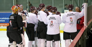 Latvijas izlases treniņnometnei pievienojušies Kaspars Daugaviņš un Kristaps Sotnieks