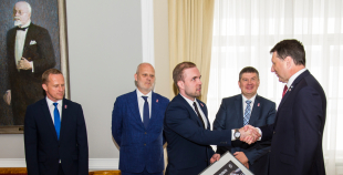 FOTO: Latvijas hokeja izlase viesojās Rīgas pilī pie Valsts prezidenta