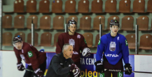 Piektdienas treniņā izlases rindas papildina vairāki līderi