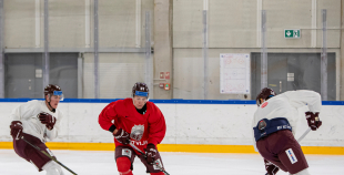 FOTO: Latvijas izlase pilnā sastāvā "slīpē" vairākumu