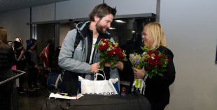 FOTO: Mājās atgriežas mūsu 3x3 olimpiskie čempioni hokejā!