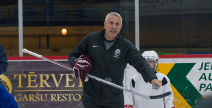 FOTO: Hārtlijs viesojās Jelgavas hokeja klubā un novada bērniem treniņu 