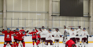 FOTO: Latvijas izlase pilnā sastāvā "slīpē" vairākumu