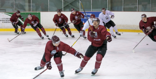 Latvijas izlases treniņnometnei pievienojušies Kaspars Daugaviņš un Kristaps Sotnieks