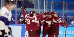 Latvija hokeja izlase sīvā cīņā atzīst Somijas pārākumu