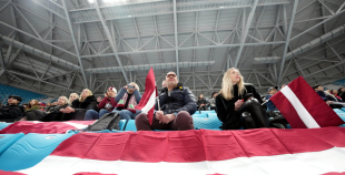 3x3 Jaunatnes olimpiāde: Latvija sagrauj Lielbritāniju un sīvā cīņā pārspēj Kazahstānu