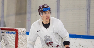 FOTO: Latvijas izlase pilnā sastāvā "slīpē" vairākumu