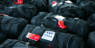 FOTO: Latvijas hokeja izlases dodas uz Pekinas olimpiskajām spēlēm