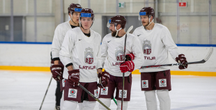 FOTO: Latvijas izlase pilnā sastāvā "slīpē" vairākumu