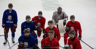 Latvijas U-20 nacionālās izlases kandidāti aizvada pirmo ledus treniņu