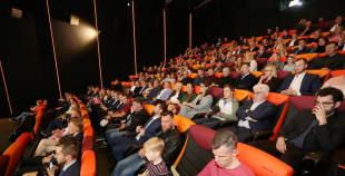 FOTO: “Dzimuši Hokejam” filmas prezentācija “Akropole” kinoteātrī