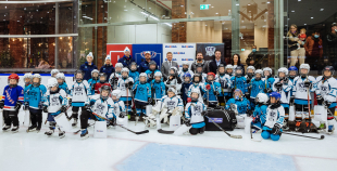 “Maxima” dāvina vārtsarga ekipējumu jaunajiem Rīgas hokejistiem