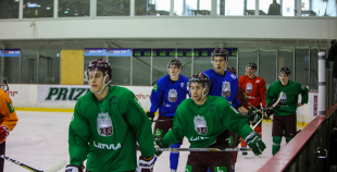 FOTO: Latvijas hokeja izlase aizvada pirmo treniņu gatavojoties pasaules čempionātam