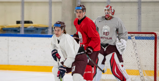 FOTO: Latvijas izlase pilnā sastāvā "slīpē" vairākumu