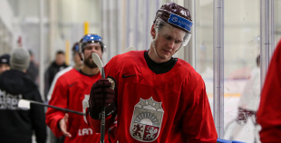 FOTO: Latvijas izlase pilnā sastāvā "slīpē" vairākumu