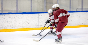 Uz oriģinālā izmēra laukumiem aizvadīti pirmie 3 pret 3 ledus treniņi