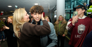 FOTO: Mājās atgriežas mūsu 3x3 olimpiskie čempioni hokejā!