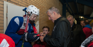 FOTO: Hārtlijs viesojās Jelgavas hokeja klubā un novada bērniem treniņu 