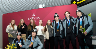 FOTO: Mājās atgriežas mūsu 3x3 olimpiskie čempioni hokejā!