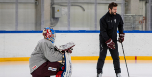 FOTO: Latvijas izlase pilnā sastāvā "slīpē" vairākumu