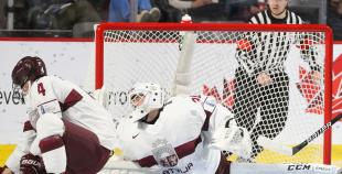 Latvijas hokejisti sīvā cīņā piekāpjas Slovākijas komandai